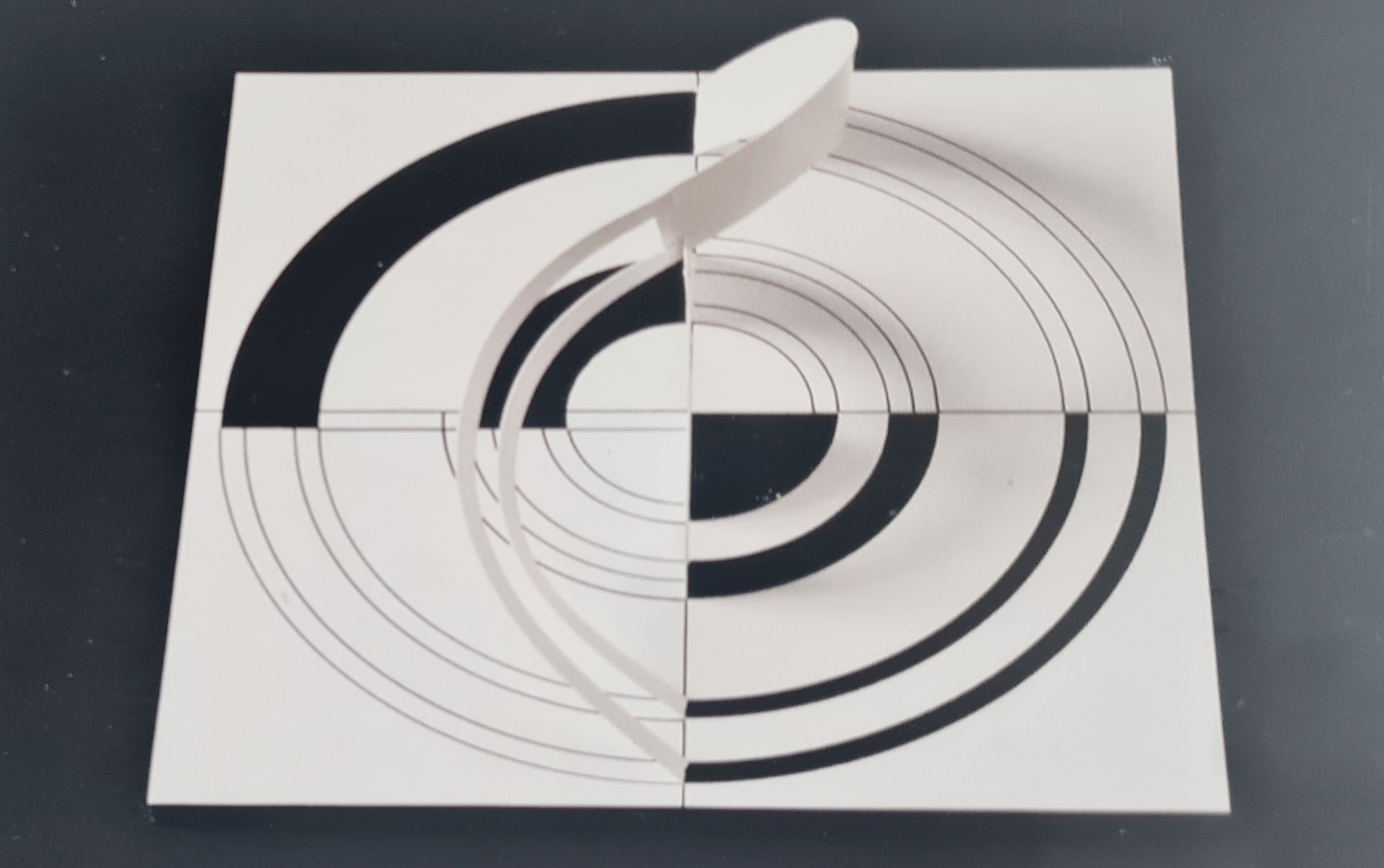 Konstruktions- und Festigkeitsübung für den Vorkurs Albers: Ausklappung mit dynamischer Bewegung und gegenseitiger Arretierung, 1925